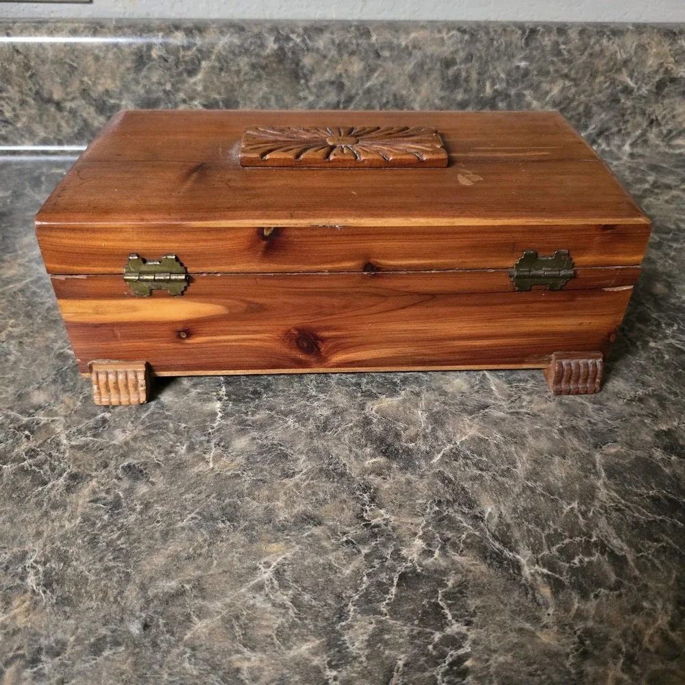 Vtg Mini Cedar Chest Footed‎ w/ Medallion & Decorative Front